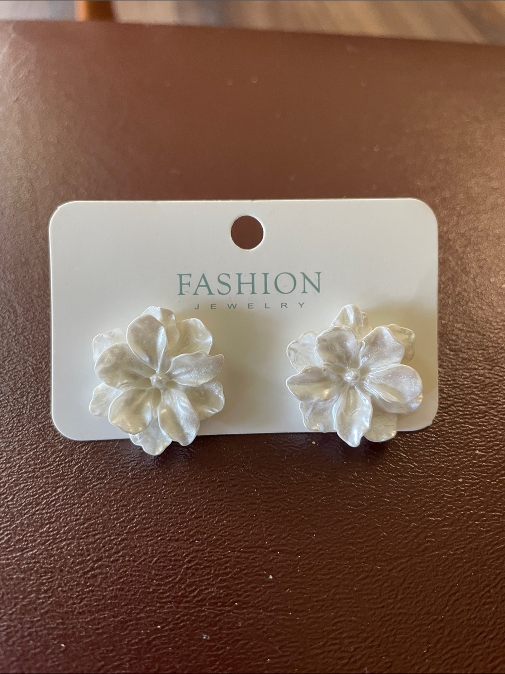Fashion Jewelry Iridescent White Pearl Floral Stud Earrings